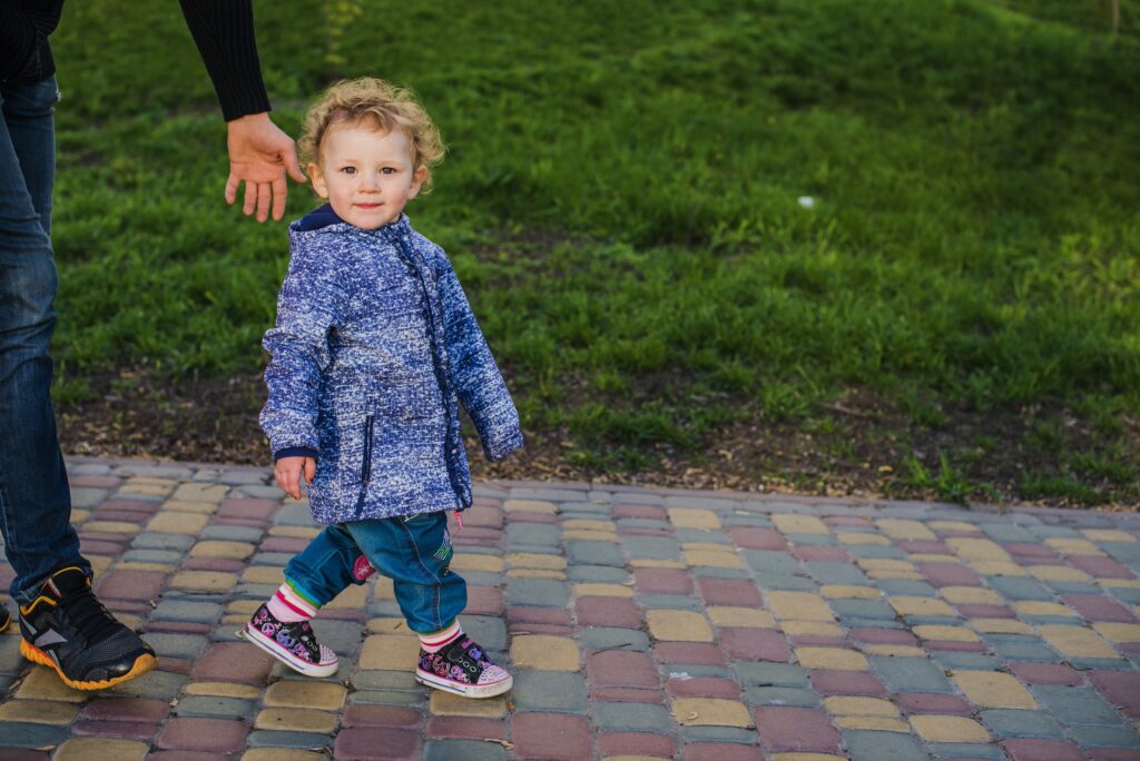Vtáčení špiček a šmajdání: jak děti přimět ke zdravé chůzi?